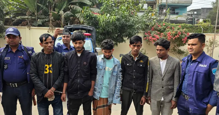 পুলিশ হেফাজতে গ্রেপ্তার চোর চক্রের সদস্যরা